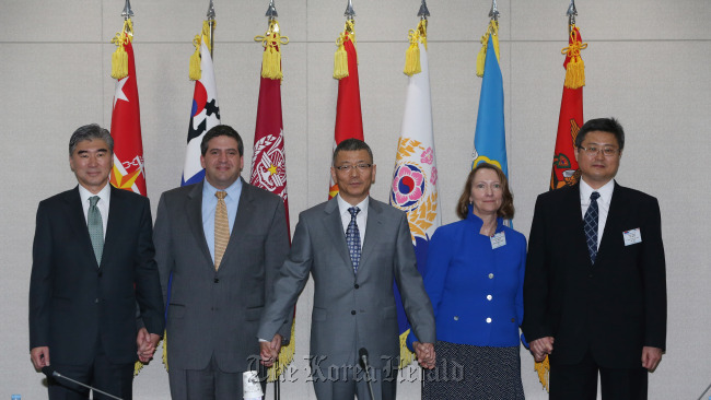 Participants of the Korea-U.S. Integrated Defense Dialogue pose before their meeting in Seoul on Wednesday. From left are Sung Kim, U.S. special representative for North Korea policy; Abraham Denmark, U.S. deputy assistant secretary of defense for East Asia; Yoo Jeh-seung, South Korea`s deputy defense minister; Elaine Bunn, U.S. deputy assistant secretary of defense for nuclear and missile defense policy; and Shin Chae-hyun, director general for North American affairs at Seoul`s Foreign Ministry. (Yonhap)