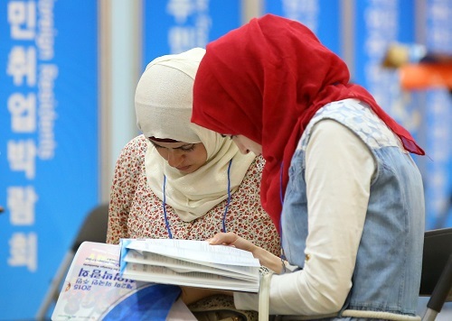 Participants attend the 2015 Seoul Global Center Job Fair for Foreign Residents in COEX, southern Seoul, on Tuesday. Yonhap