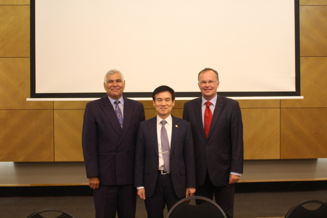 Lee Sung-bo(center), the head of Anti-Corruption and Civil Rights Commission, poses with International Ombudsman Institute chief John Walters (left) and IOI secretary general Gunther Krauter at the IOI board of directors meeting in Windhoek, Namibia. (ACRC)