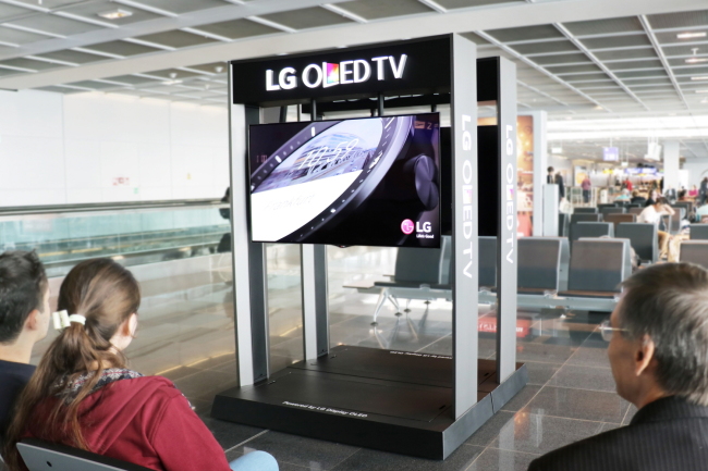 LG SHINES AT AIRPORT -- Tech giant LG Electronics has its organic light-emitting diode TVs installed at major international airports in 23 nations including John F. Kennedy International Airport in New York,and Frankfurt Airport in Frankfurt. (LGE)