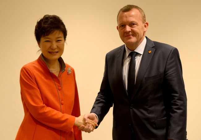 South Korea’s president Park Geun-hye (left) shakes hands with Denmark’s prime minister Lars Lokke Rasmussen on Sunday in a summit held Sunday ahead of the U.N. General Assembly in New York. (Yonhap)