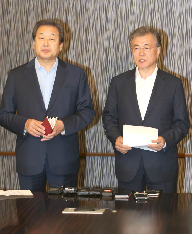 The Saenuri Party leader Rep. Kim Moo-sung (left) and NPAD leader Rep. Moon Jae-in. Yonhap