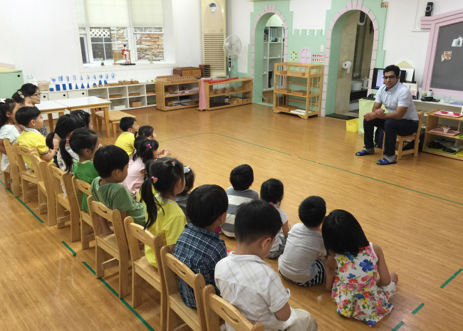 A Pakistani volunteer lectures a class about his country’s culture at a kindergarten as part of the “Neighbor from afar” program in central Seoul. Yonhap 