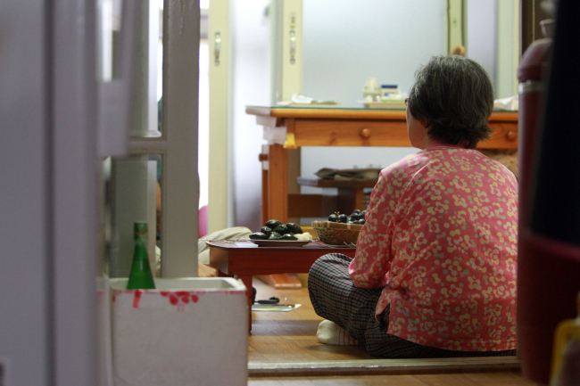 More than 80 percent of the Korean elderly are known to spend their leisure time solely by watching TV, while 1.02 million out of 5.42 million senior citizens are reported to be living alone as of this year. (Yonhap)