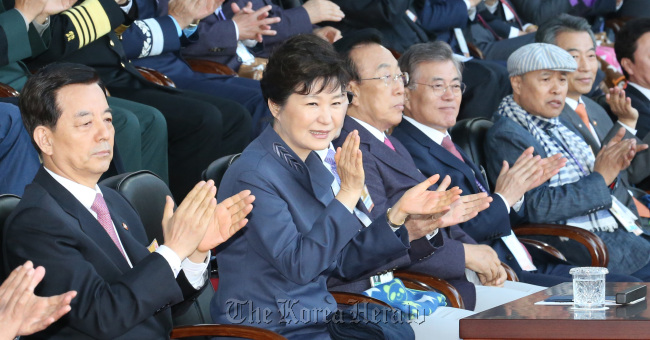 President Park Geun-hye (second from left), Defense Minister Han Min-koo (far left) and other officials and politicians attend an opening ceremony of the Military World Games in Mungyeong, North Gyeongsang Province, Friday. (Yonhap)
