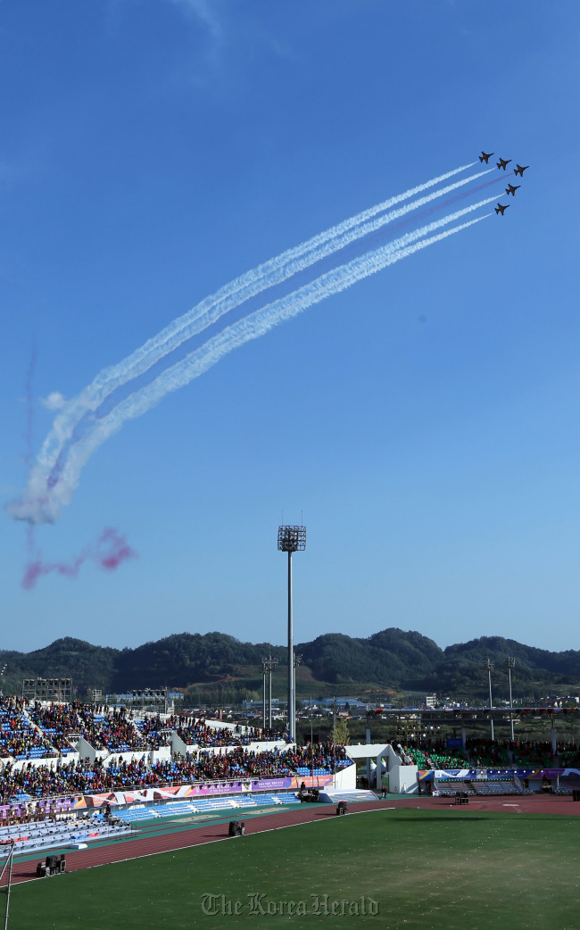 The Black Eagles, an Air Force special flight group, stages an air show at the outset of an opening ceremony of the Military World Games in Mungyeong, North Gyeongsang Province, Friday. (Yonhap)