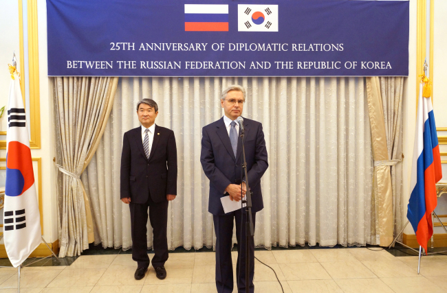 Korea’s First Vice Foreign Minister Cho Tae-yong (left) and Russian Ambassador Alexander Timonin at a reception marking the 25th anniversary of diplomatic relations between Russia and Korea at the Russian Embassy on Thursday. Russian embassy