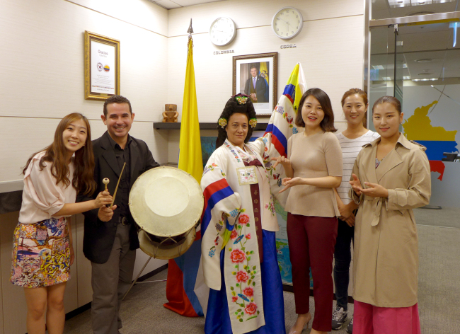 Colombian traditional instrumentalist Jarry Jose Julio Arjona (second from left) and dancer Maribel Egea Garia (center) pose with members of the Colombian Embassy and Korean Classical Music Corporation during an educational exchange at the embassy in Seoul in late September. Joel Lee/The Korea Herald