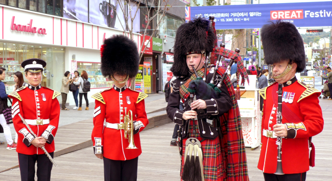 One of the oldest and best known bands in the British Army, The Band of the Coldstream Guards, performs in Sinchon in Seoul on Wednesday.  Joel Lee/The Korea Herald