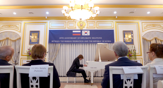 The Russian embassy held a concert dedicated to 25 years of diplomatic relations with Korea on Sept. 24 at the Russian embassy. Joel Lee / The Korea Herald