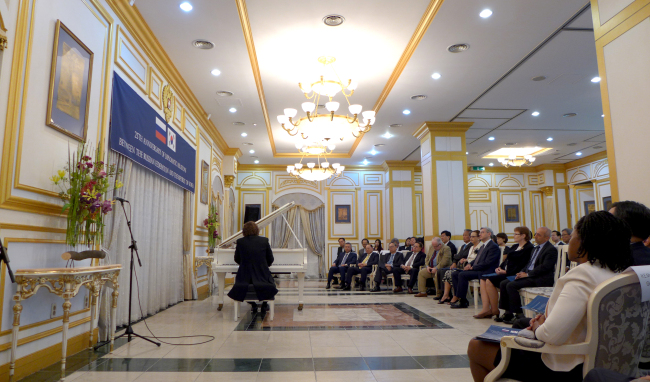 The Russian embassy held a concert dedicated to 25 years of diplomatic relations with Korea on Sept. 24 at the Russian embassy. Joel Lee / The Korea Herald