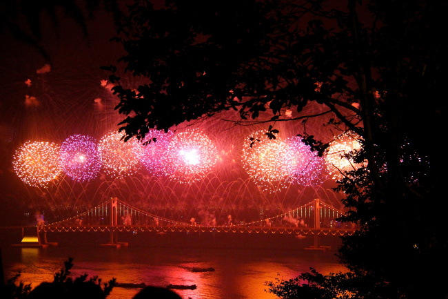 The 2014 Busan Fireworks Festival at Gwangalli Beach (Julie Jackson/The Korea Herald)