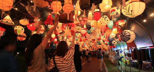 The annual Jinju Namgang Yudeung Festival in South Gyeongsang Province (Jinju Namgang Yudeung Festival)