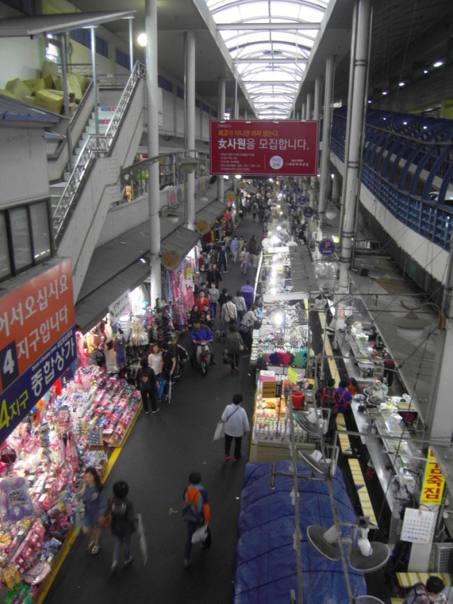Seomum Market, Joseon Dynasty’s biggest market, has over 5,500 street food vendors and shops. (Park Hyong-ki/The Korea Herald)