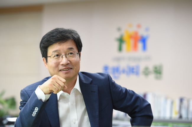 Suwon Mayor Yeom Tae-young (Ahn Hoon/The Korea Herald)