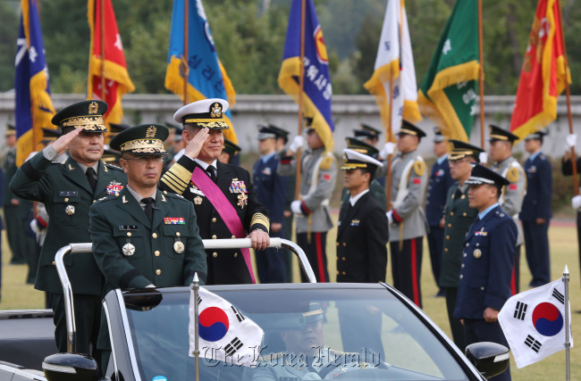 New Joint Chiefs of Staff chairman Gen. Lee Sun-jin (far left) and his predecessor Adm. Choi Yun-hee review an honor guard during Lee`s inauguration ceremony in Seoul on Wendesday. (Yonhap)