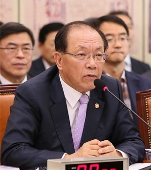 Education Minister Hwang Woo-yea (left) speaks during a parliamentary audit of his ministry on Thursday. (Yonhap)