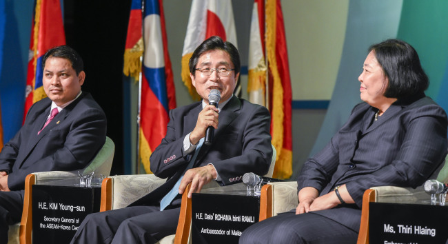 (From left) Cambodian Ambassador Suth Dina, ASEAN-Korea Center secretary-general Kim Young-sun and Malaysian Ambassador Rohana Ramli talk to students at the 2015 ASEAN School Tour Program in Gwangju on Wednesday. ASEAN-Korea Center