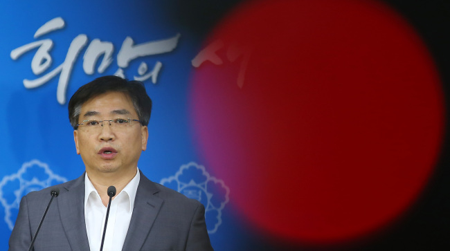 Yang Byung-guk, the director of the Korea Centers for Disease Control and Prevention, at an emergency press briefing Monday. (Yonhap)