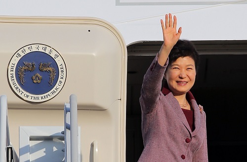President Park Geun-hye waves as she departs for the U.S. at Seoul Airport in Seongnam, Gyeonggi Province, on Tuesday. Yonhap
