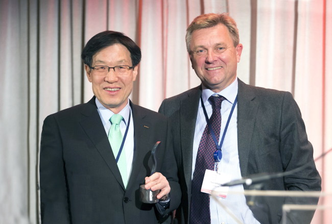 INNOVATION AWARD -- POSCO chairman and CEO Kwon Oh-joon (left) received the Steelie Award for “Innovation of the year” for the company’s lean duplex stainless steel with super ductility using a strip-casting process at the 49th annual conference of the World Steel Association held in Chicago on Monday (local time). POSCO