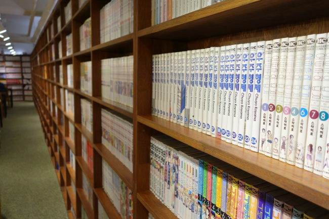 Hundreds of comic books -- Korean, Japanese, American and European -- line the shelves at comic book cafe Jeulgeoun Jakdang. (Rumy Doo/The Korea Herald)