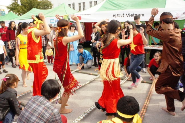 Vietnamese participants perform a traditional dance at last year’s GIC Day. (GIC)