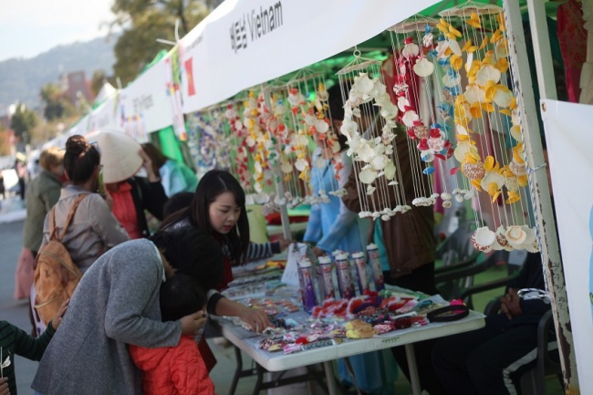 Visitors look at the items on show at last year’s GIC Day in Gwangju. (GIC)