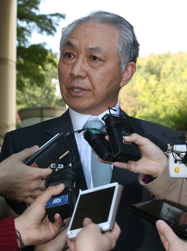 Ex-STX Group chairman Kang Duk-soo speaks to reporters on Wednesday. (Yonhap)