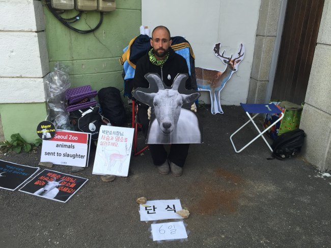 A.J. Garcia stages a hunger strike Wednesday for the sixth day in front of the Seoul mayor’s residence in central Seoul. (Lee Hyun-jeong/The Korea Herald)