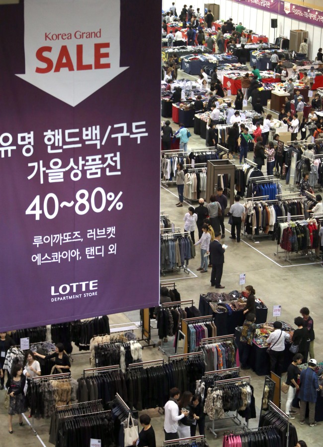 Customers shop at the “Mega Show” by Lotte Department Store in Busan, which was held as a part of the Korean Black Friday sales promotion. (Yonhap)