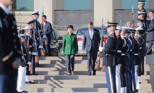 President Park Geun-hye and U.S. Secretary of Defense Ashton Carter walk down stair at the Pentagon in Arlington, Virginia on Thursday. Yonhap