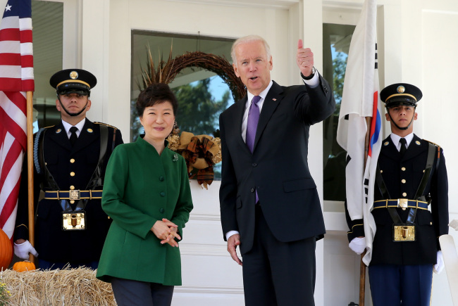 President Park Geun-hye and U.S. Vice President Joe Biden pose for a photograph during her visit to his residence at the Naval Observatory in Washington for a luncheon on Thursday. (Yonhap)