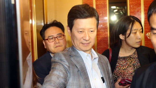 SDJ Corporation chairman Shin Dong-joo, who is in a feud with his younger brother  and Lotte Group chairman Dong-bin, enters Lotte Hotel to take claim of control over their father’s office, located on the 34th floor of the hotel, Friday. Yonhap