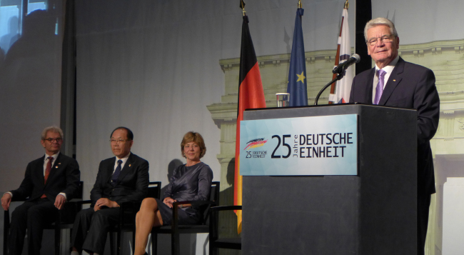 German President Joachim Gauck (right) speaks to guests at a reception marking the 25th anniversary of German reunification at Grand Hyatt Seoul on Tuesday. Also in the picture are German Ambassador Rolf Mafael (left), Education Minister Hwang Woo-yea and the president’s spouse, Daniela Schadt. Joel Lee/The Korea Herald