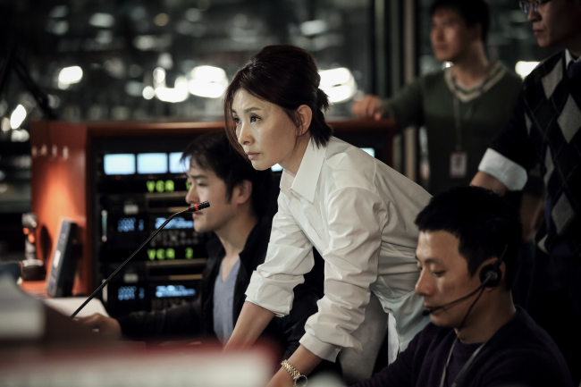 Actress Lee Mi-sook as newsroom head Baek (Lotte Entertainment)