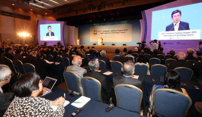 Prime Minister Hwang Kyo-ahn delivers a speech during the World Science and Technology Forum that opened in Daejeon on Monday. (Yonhap)