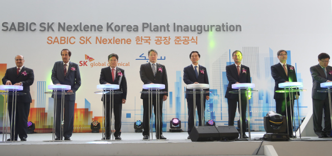 Participants celebrate the completion of SABIC SK Nexlene’s new polyethylene plant in a ceremony at the plant site in Ulsan on Wednesday. From left are SABIC vice chairman Yousef A. Al-Benyan, SABIC chairman Saud bin Abdullah bin Thenayan al-Saud, Industry Minister Yoon Sang-jick, SK Group chairman Chey Tae-won, Ulsan Mayor Kim Ki-hyun, Ulsan City Council chairman Park Young-cheol, SK Innovation CEO Chung Chul-khil and SK Innovation outside director Kim Young-ju. (SK Innovation)