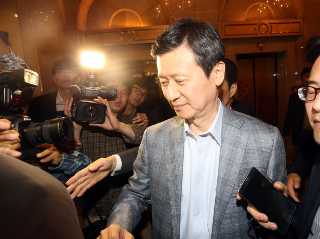 SDJ Corporation chairman Shin Dong-joo heads to his father’s office in Lotte Hotel Seoul on Friday. (Yonhap)