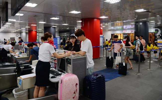 Airport Railroad users check in for their flights at the City Airport Terminal inside the AREX terminal in central Seoul. (AREX)