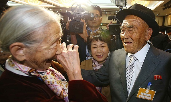 Lee Sun-gyu, 85, smiles as she reunites with her now 83-year-old husband Oh In-se from the North during the first separated family reunion session at Mount Geumgangsan in North Korea on Tuesday. Yonhap