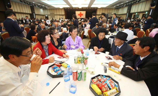 Family members of Shin Young-ki from the North gather at a table during the first separated family reunion session at Mount Geumgangsan in North Korea on Tuesday. Yonhap