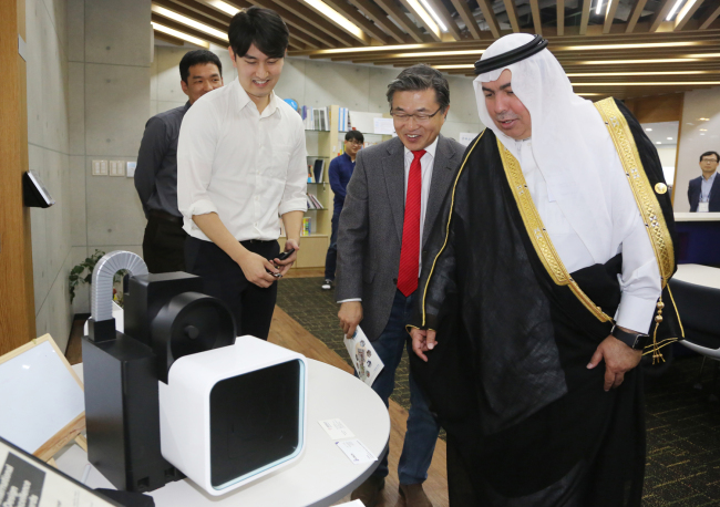 Turki bin Saud bin Mohammed al-Saud (right), president of Saudi Arabia`s King Abdulaziz City for Science and Technology visits the Daejeon Creative Economy Innovation Center on Monday. (SK Group)