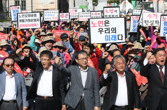 Senior citizens protest against the Welfare Ministry`s policies for the elderly. (Yonhap)