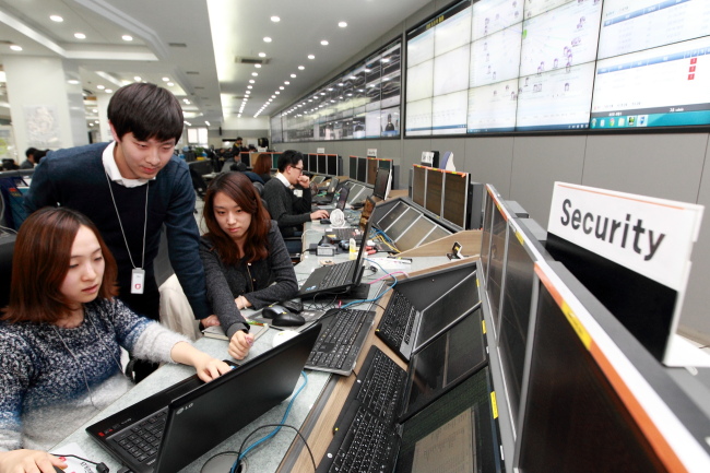 KT employees monitor the company’s wireless network at KT’s network control tower in Gwacheon, Gyeonggi Province. (KT)