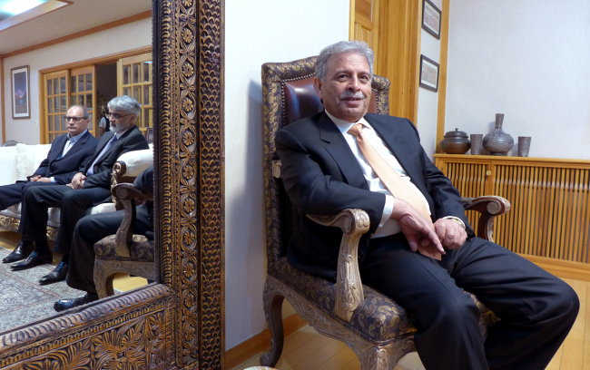 Pakistani Defense Production Minister Rana Tanveer Hussain (right) speaks to The Korea Herald last week, with Pakistani Ambassador Zahid Nasrullah Khan (center) and Hajvairy Group chairman Tauqir Awan reflected in the mirror. Joel Lee/The Korea Herald