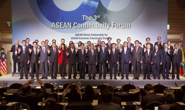 Diplomats, potential investors and policy experts pose at the ASEAN-Korea Partnership for ASEAN Economic Community Building forum at KFI Tower on Thursday. ASEAN-Korea Center