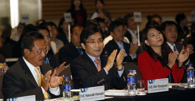 (From left) Hasnudin Hamzah, the chair of ASEAN Connectivity Coordinating Committee, ASEAN-Korea Center Secretary General Kim Young-sun and National Assembly member Jasmine Lee. ASEAN-Korea Center