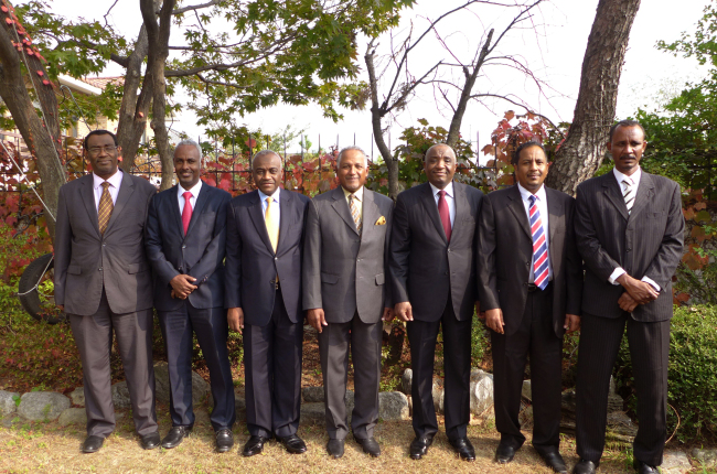 Daffalla El Haj Ali, the Sudanese Ministry of Foreign Affairs’ director general of bilateral and regional department (center) and Sudanese Ambassador to Korea Mohamed Abdelaal (third from right) pose with Sudanese diplomats at the embassy in Seoul on Tuesday. Joel Lee / The Korea Herald