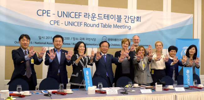 Members of UNICEF and Korea’s National Assembly pose at a roundtable meeting at the National Assembly last Monday. From left: UNICEF Tokyo Director Chris Hirabayashi, Reps. Kim Yong-nam, Moon Jeong-lim and Lee Ju-young, UNICEF Deputy Executive Director Yoka Brandt, UNICEF DPRK representative Tim Schaffter, UNICEF Syria representative Hanna Singer, Public Partnerships Division NYHQ Deputy Director Dominique Hyde, Korean National Committee for UNICEF Deputy Executive Director Kim Kyung-hee and UNICEF Tokyo public partnerships specialist Lee Sang-mi. Joel Lee / The Korea Herald